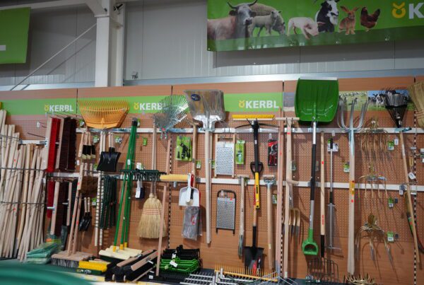 Wand mit Gartenwerkzeug von Kerbl