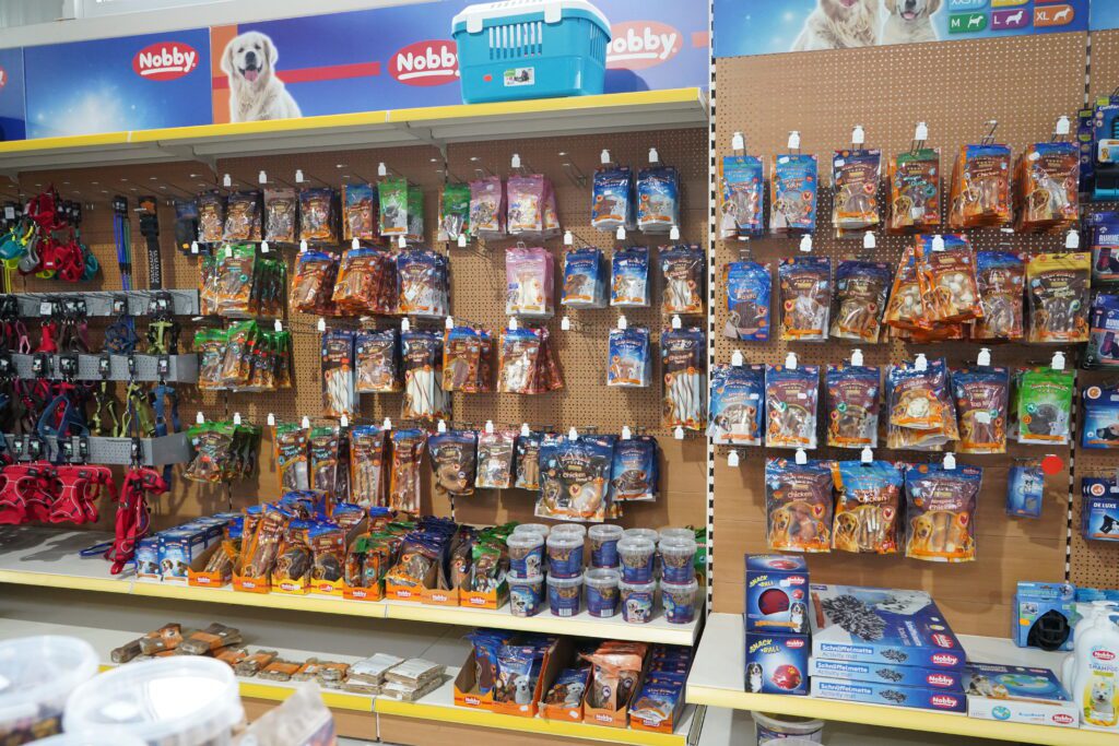 DSC02011 Regal mit Hundesnacks und Kauartikeln von Nobby