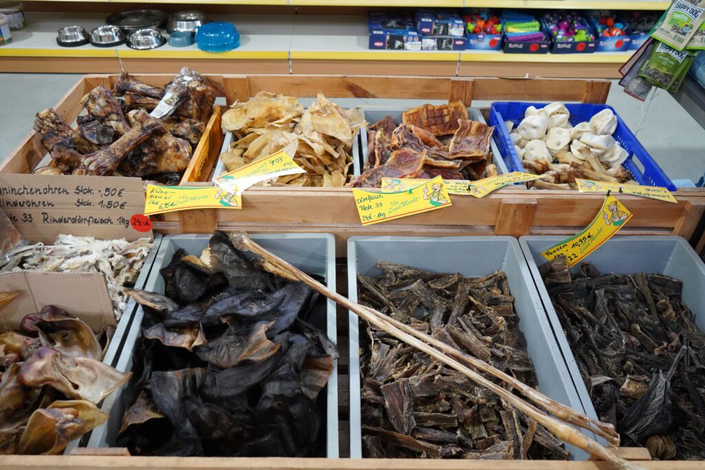DSC02017 Kiste mit losen Kauartikeln und getrockneten Snacks für Hunde