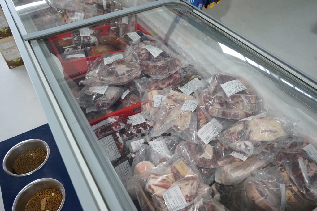 DSC02062 Tiefkühltruhe mit Frostfleisch für Hunde und Katzen